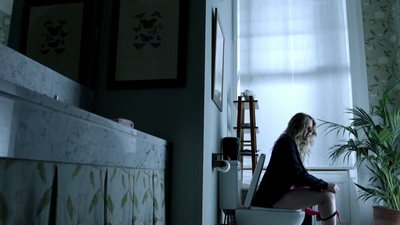 ...Y Almudena se meó en las cenizas de su difunto esposo