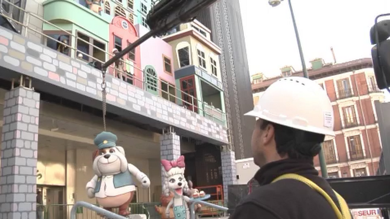 Nos colamos en la colocación del primer muñeco de Cortylandia