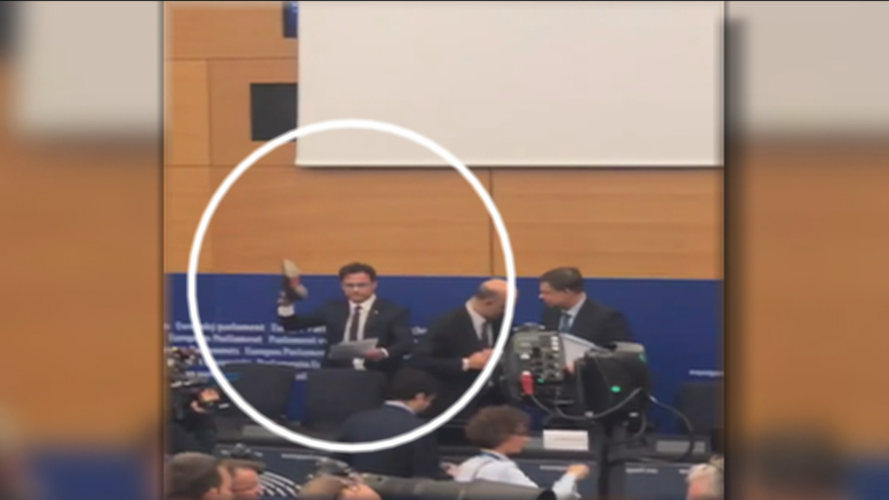 Un eurodiputado italiano pisotea los papeles de Moscovici tras vetarse el presupuesto italiano