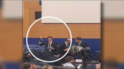 Un eurodiputado italiano pisotea los papeles de Moscovici tras vetarse el presupuesto italiano