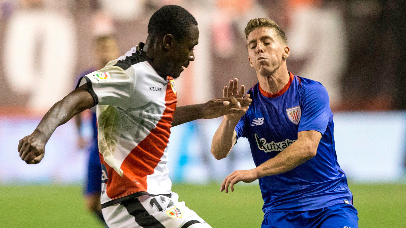 El delantero del Athletic, Iker Muniain, disputa un balón ante el defensa peruano del Rayo Vallecano, Luis Advíncula