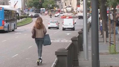 La DGT quiere prohibir que los patinetes eléctricos circulen por la acera y a más de 25 km/h