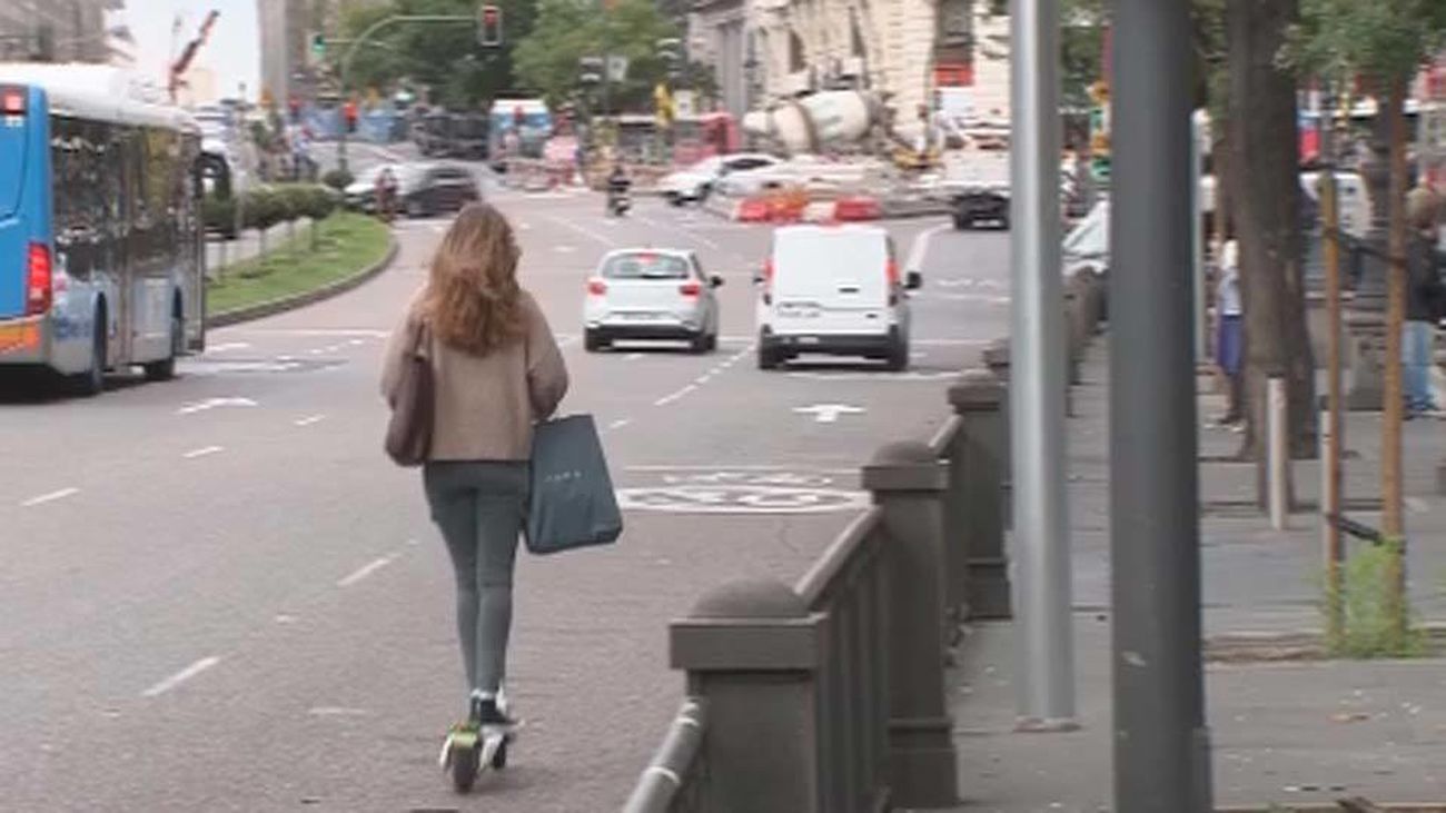 Un patinete circula por la calzada en Madrid
