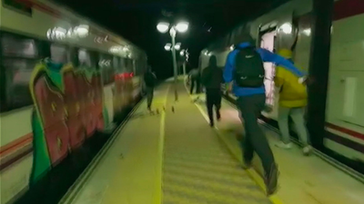Varios encapuchados destrozan los vagones del tren de Cercedilla