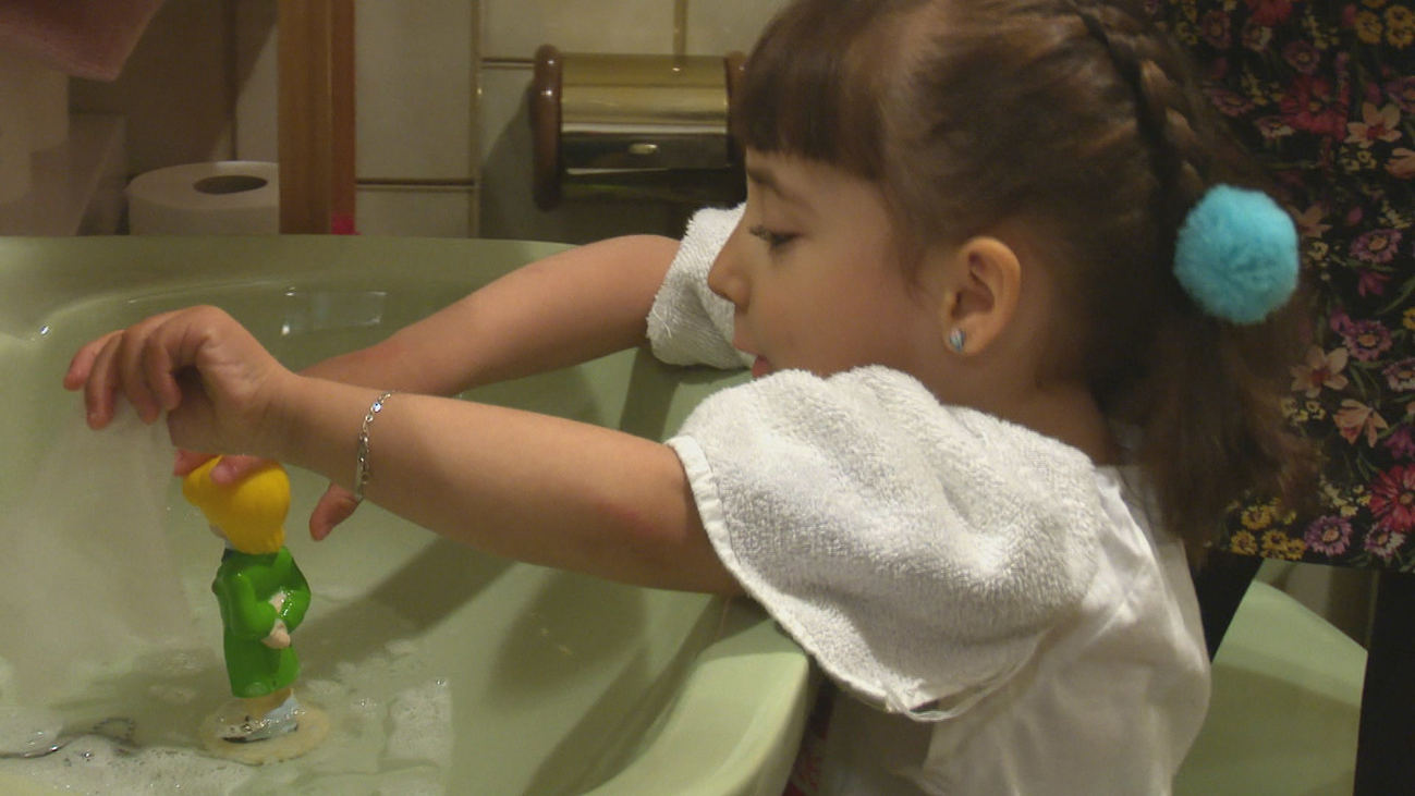 Nora a sus cuatro años se prepara para recibir su tratamiento de diálisis