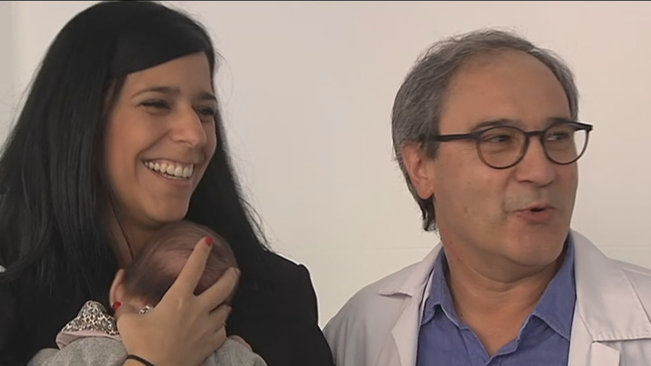 Ginecólogos del Hospital Clínic de Barcelona logran el embarazo en una mujer menopáusica precoz con sus óvulos