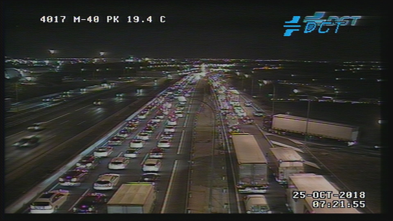 El vuelco de un camión en la M-40 provoca más de 5 kilómetros de retenciones