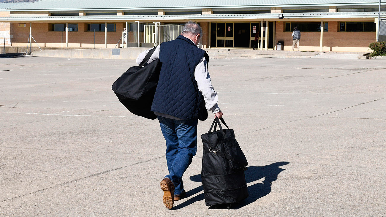 “Asumo los errores y pido perdón”, declara Rato antes de entrar en la cárcel