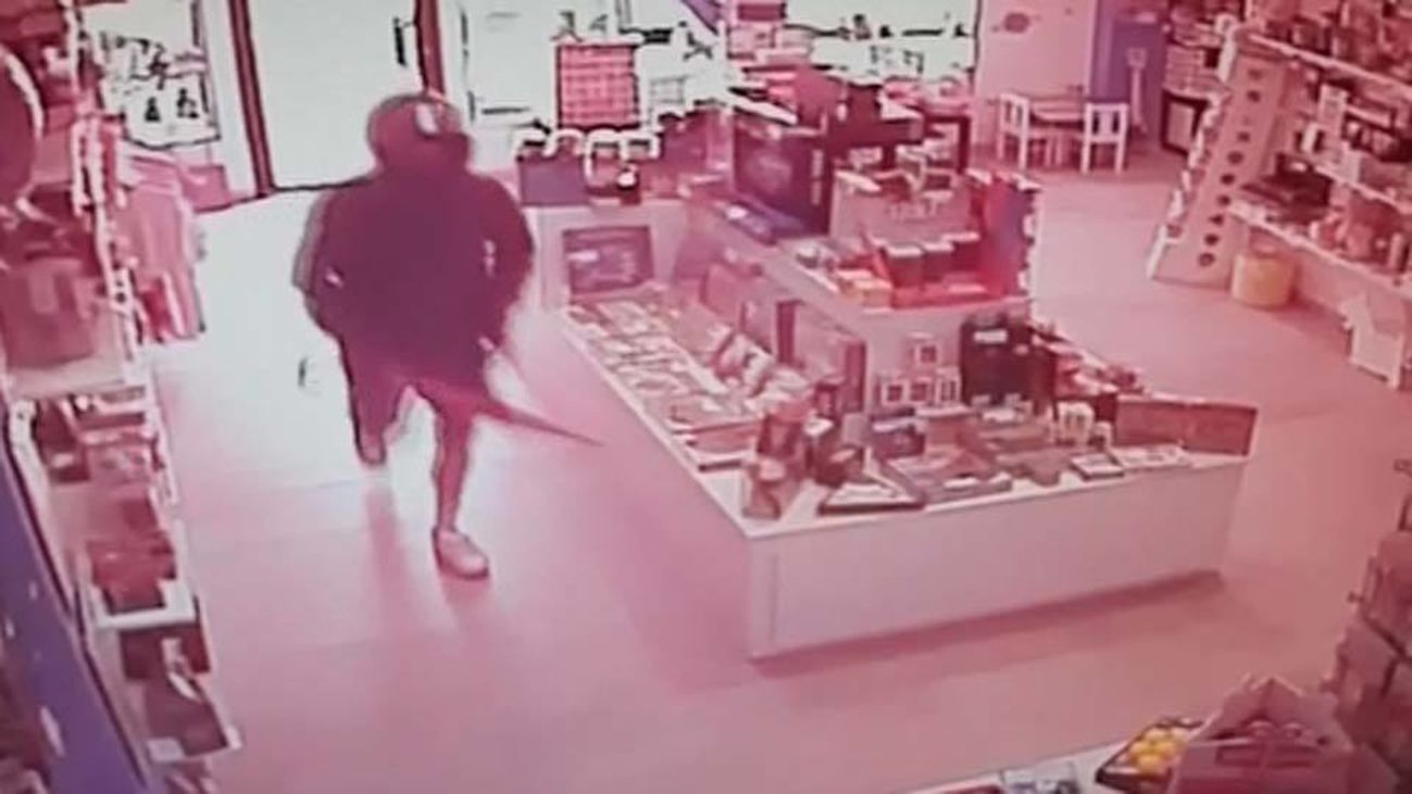 Asalta  cinco comercios en una hora a bordo de una motocicleta robada