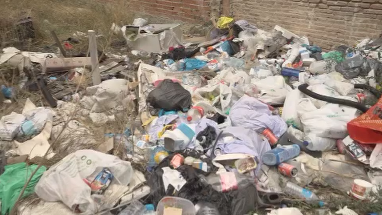 Basura acumulada en un solar abandonado de Carabanchel