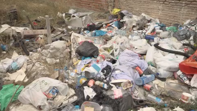 Basura acumulada en un solar abandonado de Carabanchel