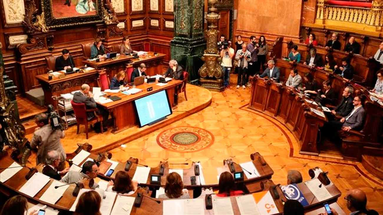 El Ayuntamiento de Barcelona reprueba al Rey y pide abolir la monarquía