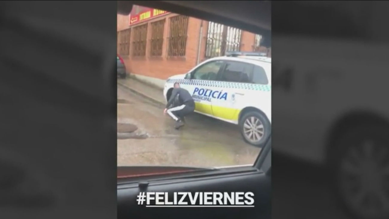 Graba mientras pincha las ruedas de la policía y lo cuelga en las redes
