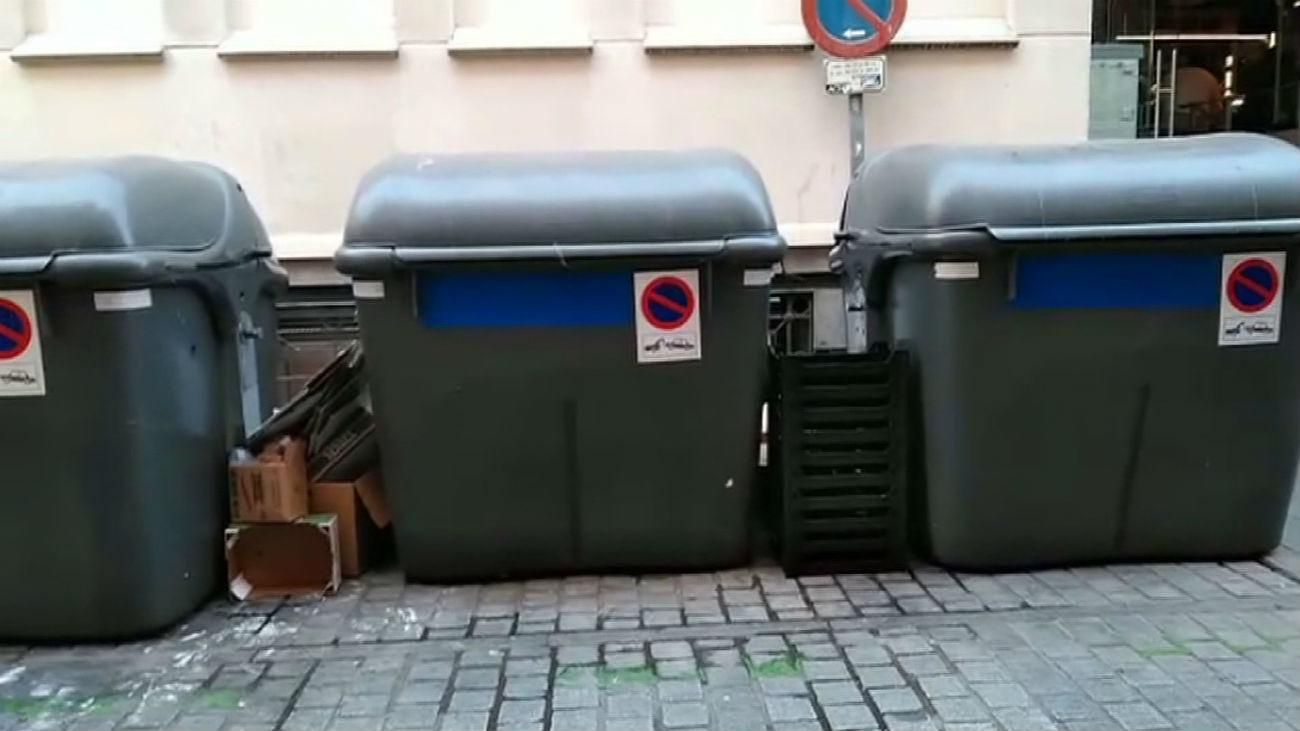 Hartos de la suciedad en la plaza del mercado de San Miguel