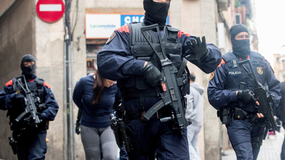 Redada de los Mossos contra los "narcopisos" en Barcelona