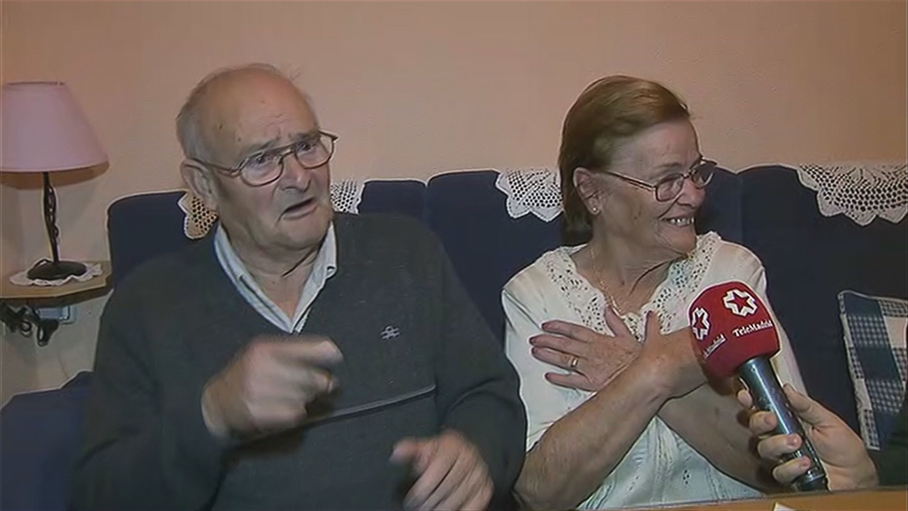 Un matrimonio de sordos recupera su piso tras ser engañados por su hijo