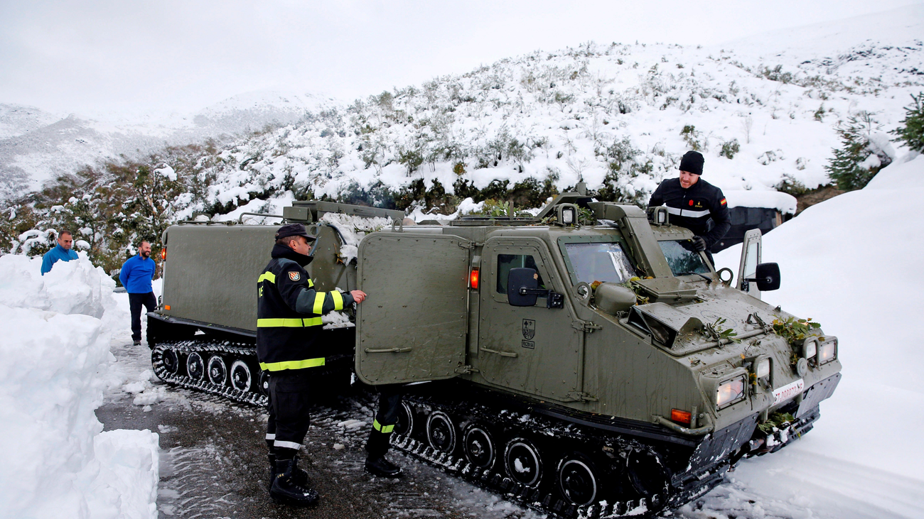 El temporal colma de nieve la costa cantábrica y anega Andalucía y Menorca