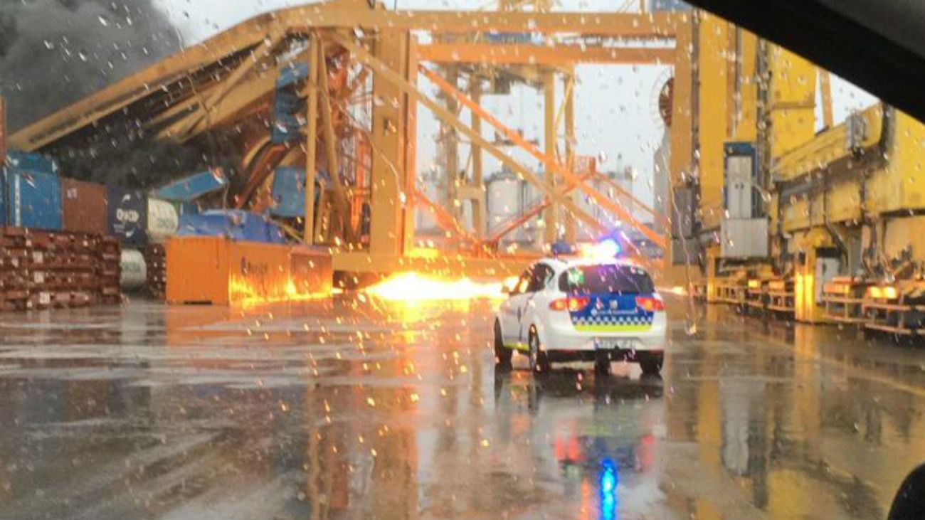 Un barco choca contra el puerto de Barcelona y provoca un incendio
