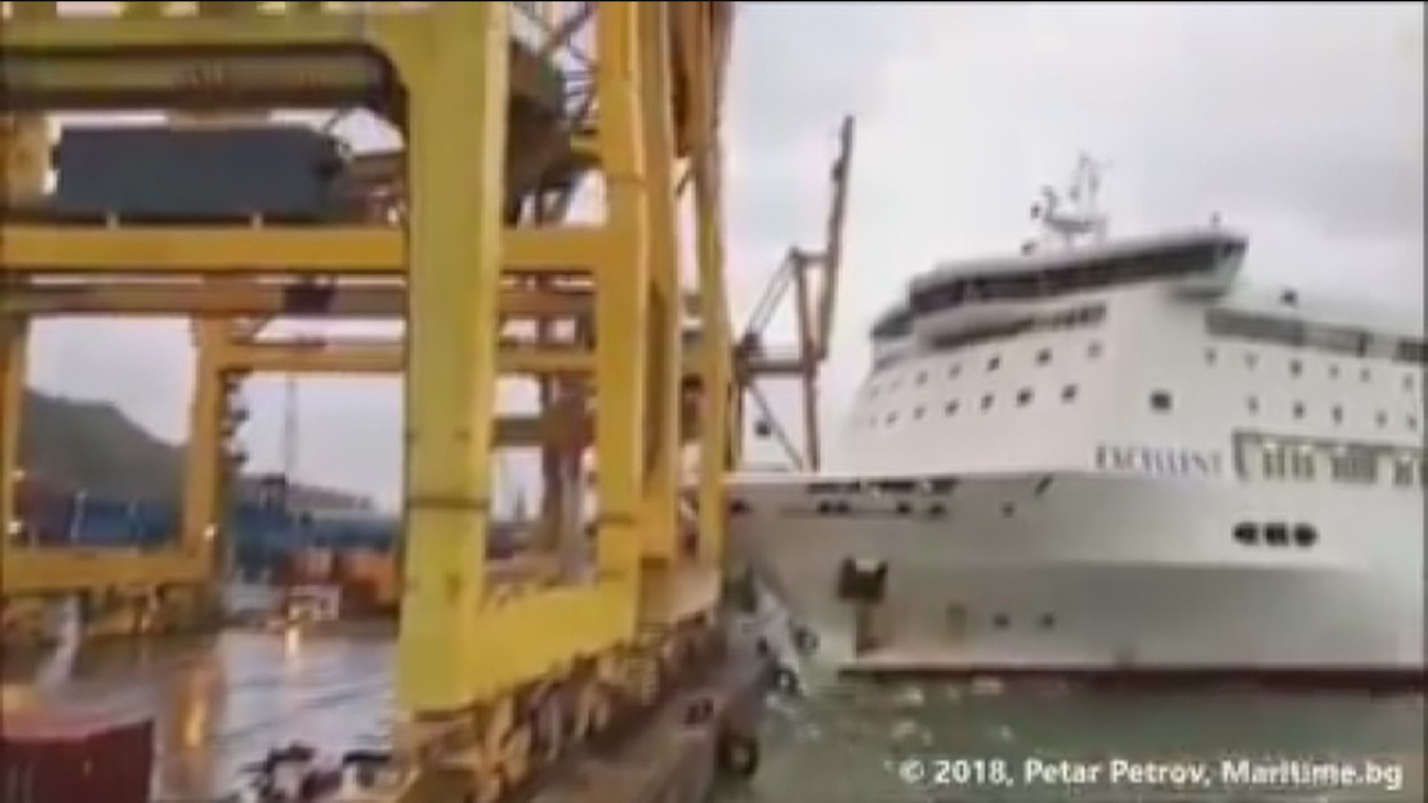 Un barco choca con una grúa en Barcelona