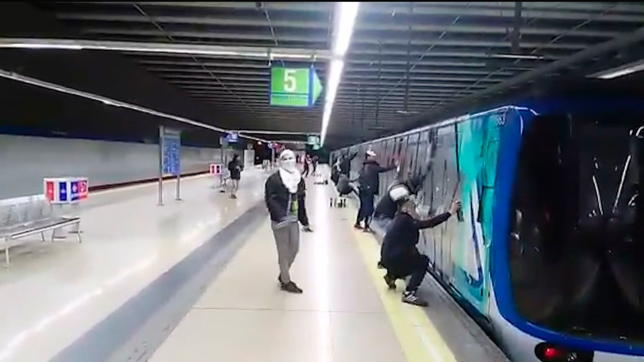 Un grupo de grafiteros  obligan a un maquinista de metro a mover el tren para pintarlo
