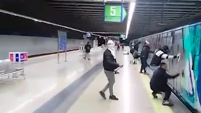 Una banda de grafiteros encapuchados detienen el metro para pintarlo