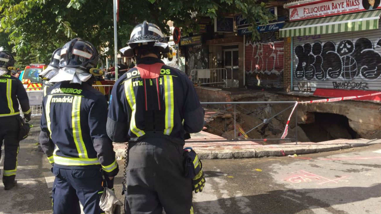 Los vecinos afectados por el socavón de La Elipa no podrán regresar por ahora a sus casas