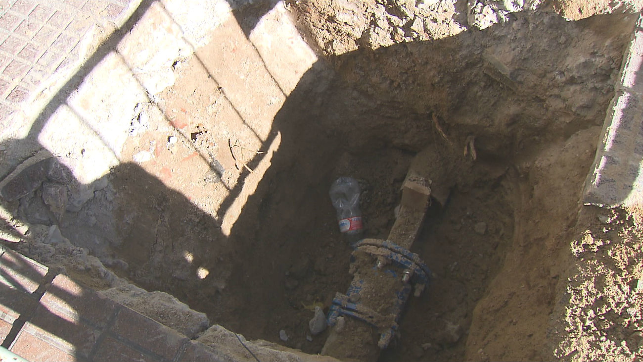 Incertidumbre en La Elipa por la duración del desalojo tras el socavón