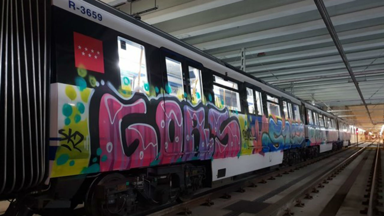 Los grafiteros paran un tren de Metro para pintarlo
