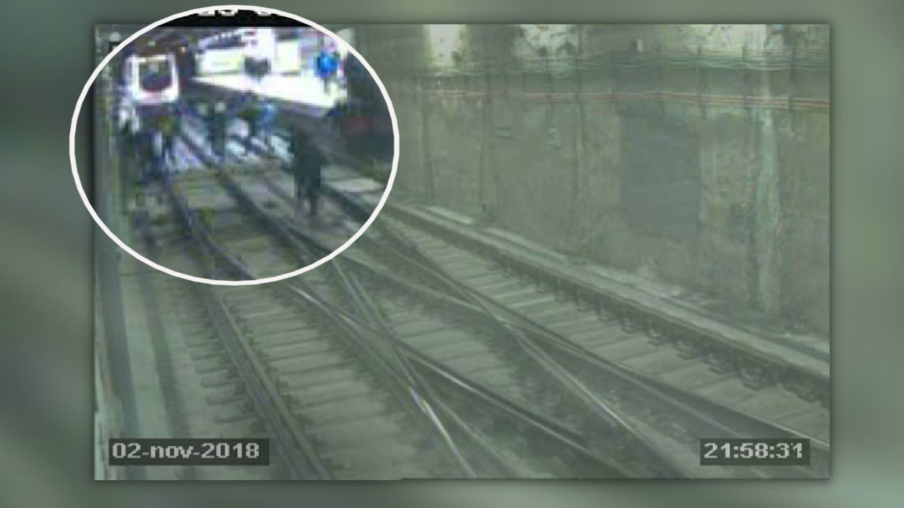 Cincuenta grafiteros atacan la línea 2 de metro en Las Rosas