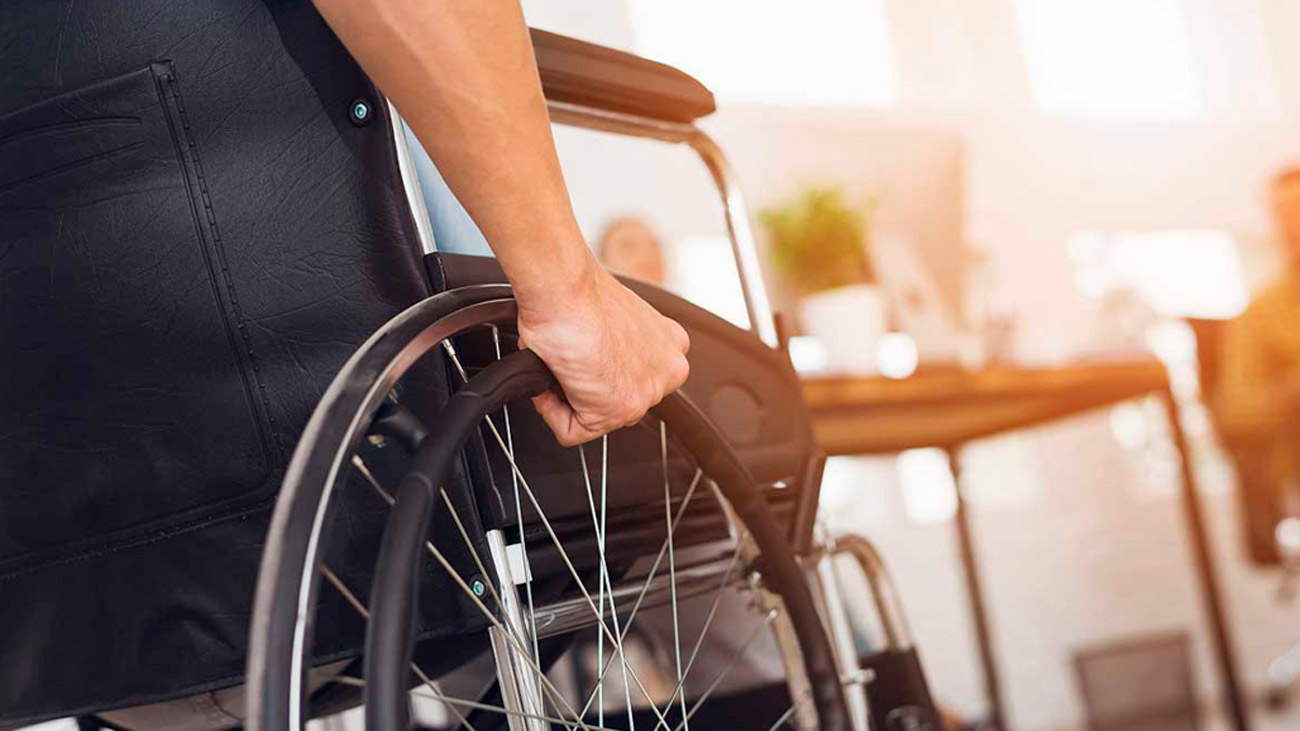 Tres parapléjicos vuelven a caminar