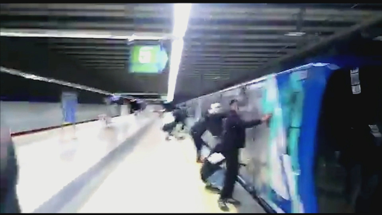 Grafiteros vuelven a pintar dos trenes de Metro que no estaban en línea