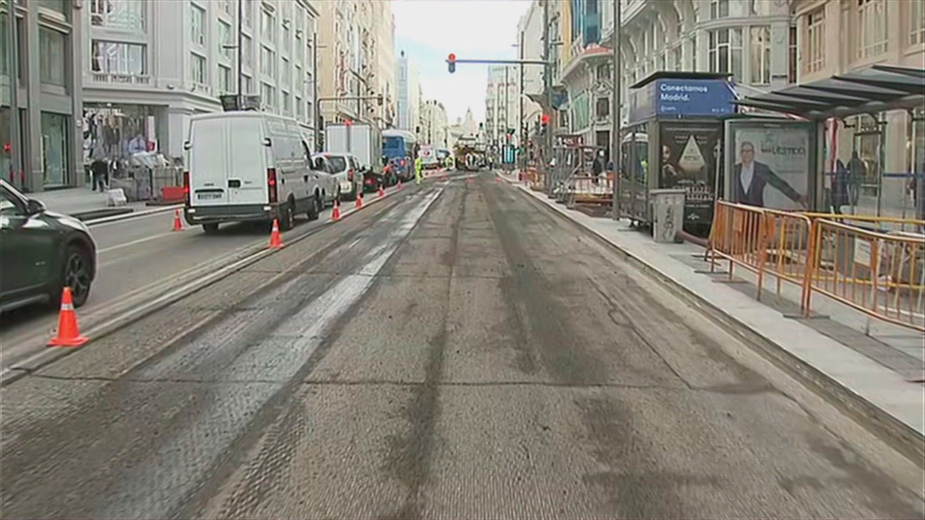 Grandes atascos en la Gran vía por los trabajos de asfaltado
