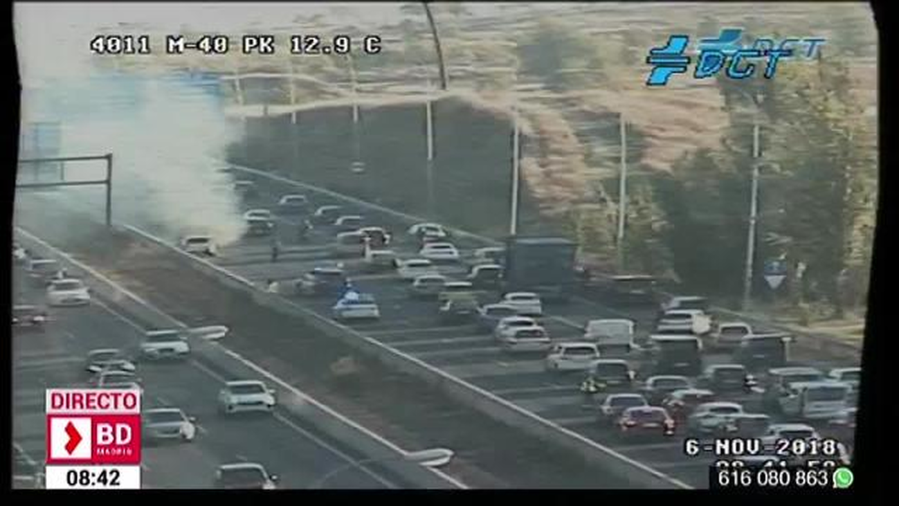 Un coche arde en la M-40 y provoca grandes atascos