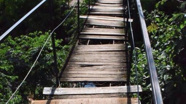 Imagen de la escalera que unía los dos clubes que servían de sede del evento
