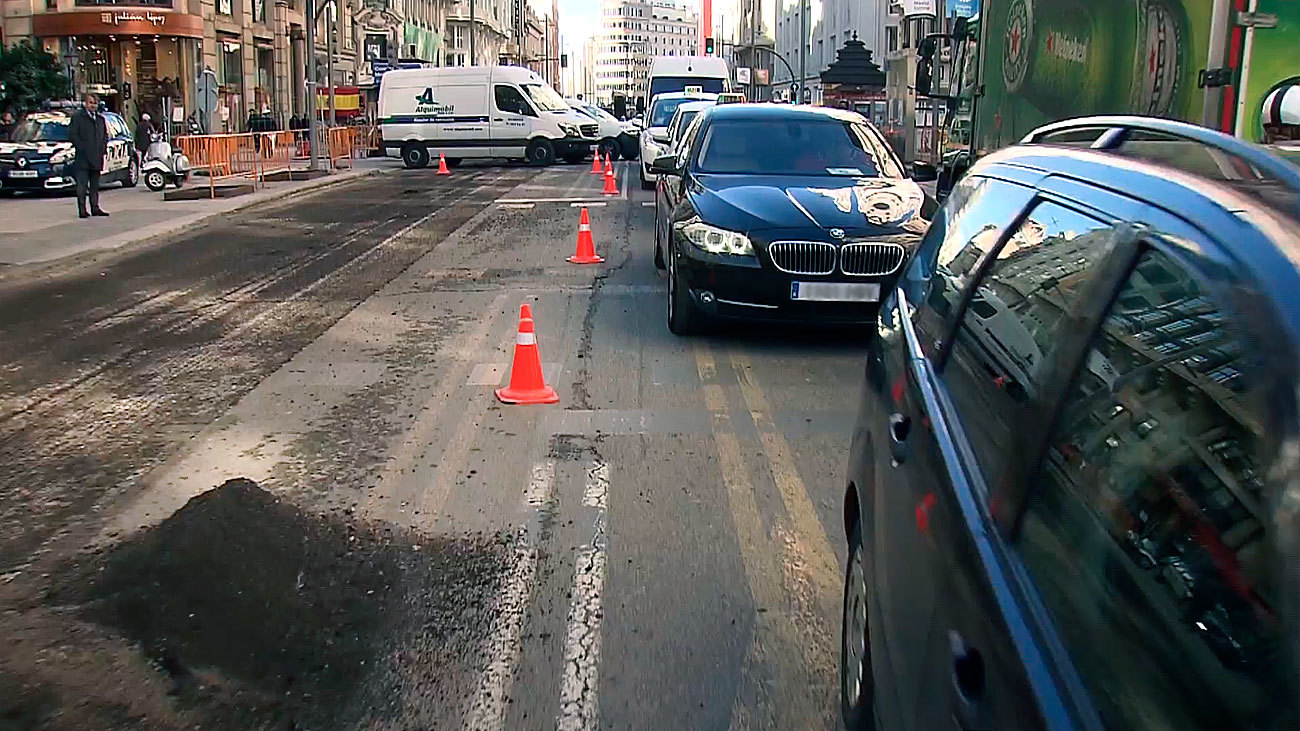 Grandes atascos en la Gran Vía por el asfaltado