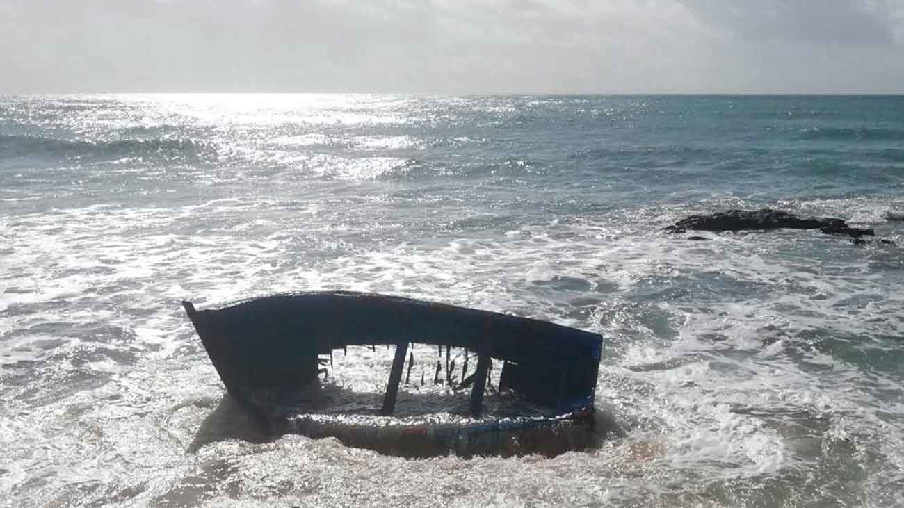 Recuperados 5 cadáveres de la patera que naufragó en Cádiz