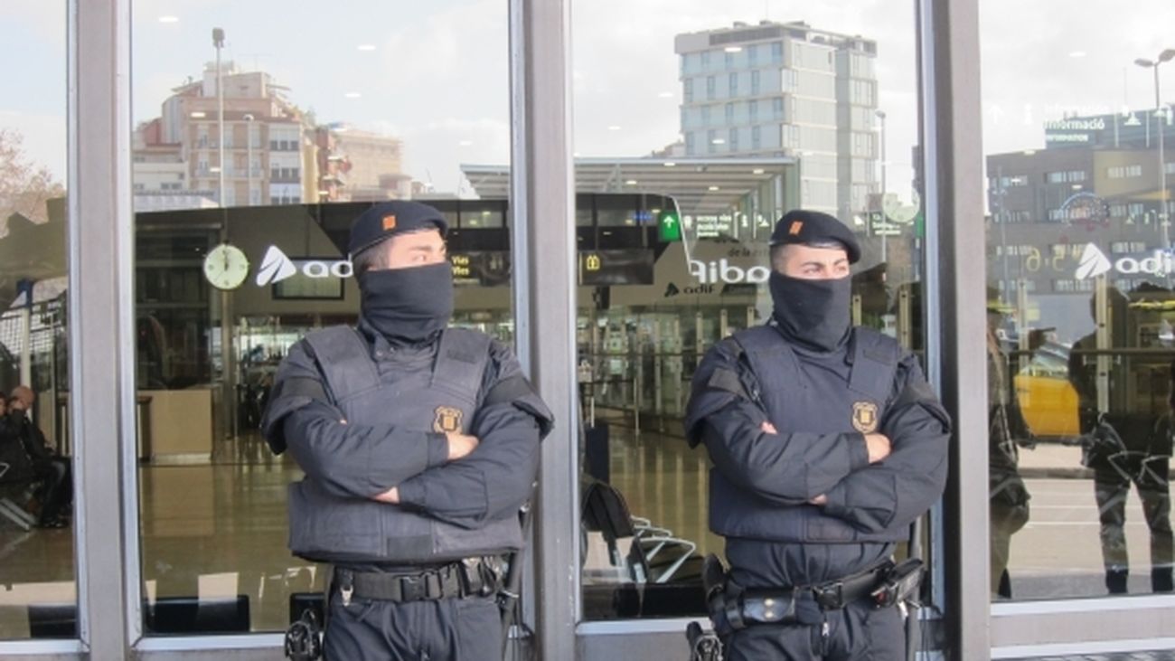 Desalojados dos trenes del Ave en Barcelona por una maleta sospechosa