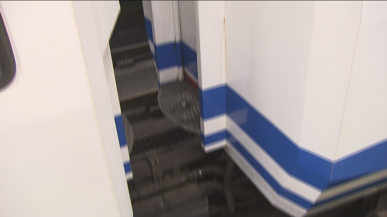 Un joven de 28 años muere al saltar de un vagón a otro en el Metro