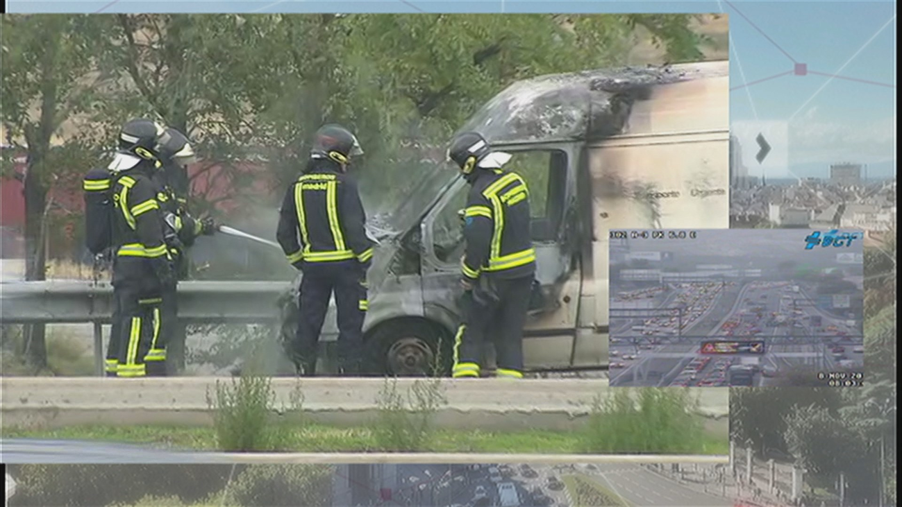 El incendio de una furgoneta en la A-3, a su paso por Santa Eugenia, provoca importantes atascos
