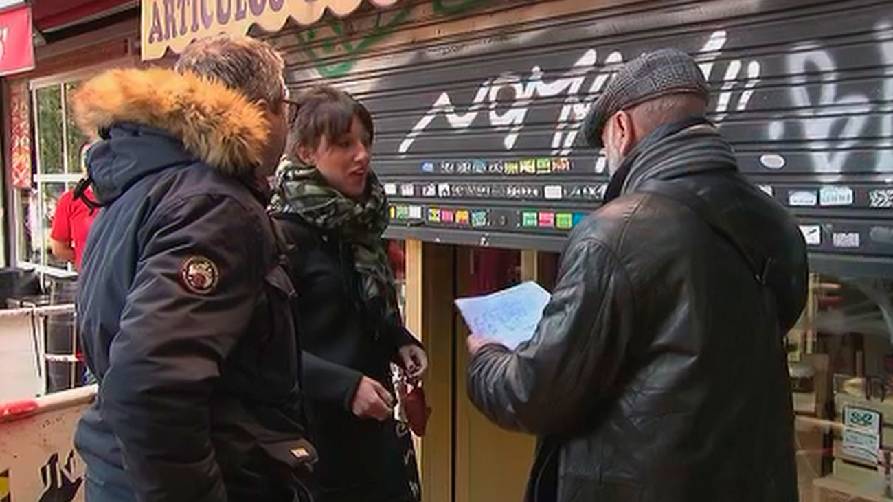 Los vecinos vuelven a sus casas tras el socavón en la Elipa