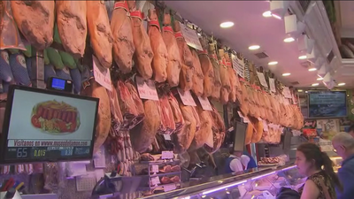 Protestas animalistas contra el jamón ante las puertas de un establecimiento