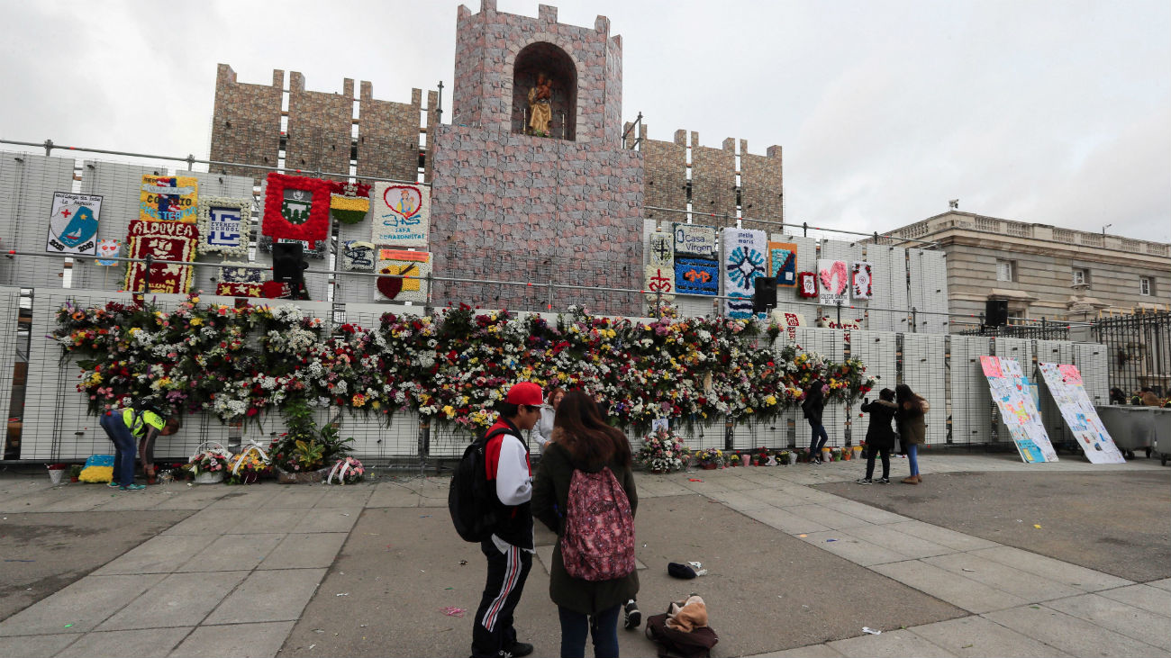 Madrid honra a la Almudena con una ofrenda floral y una misa