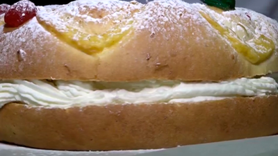 Una corona en honor a la Almudena, la virgen de los pasteleros