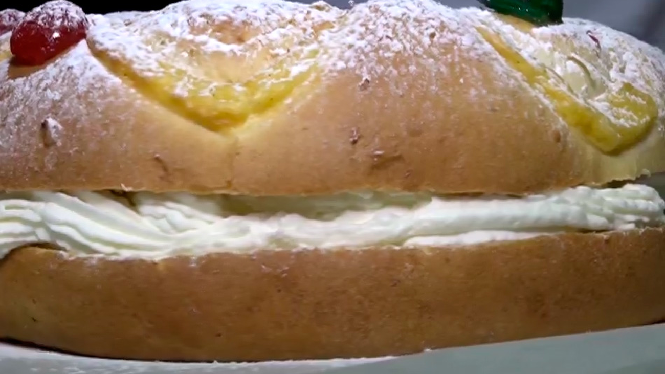 Una corona en honor a la Almudena, la virgen de los pasteleros