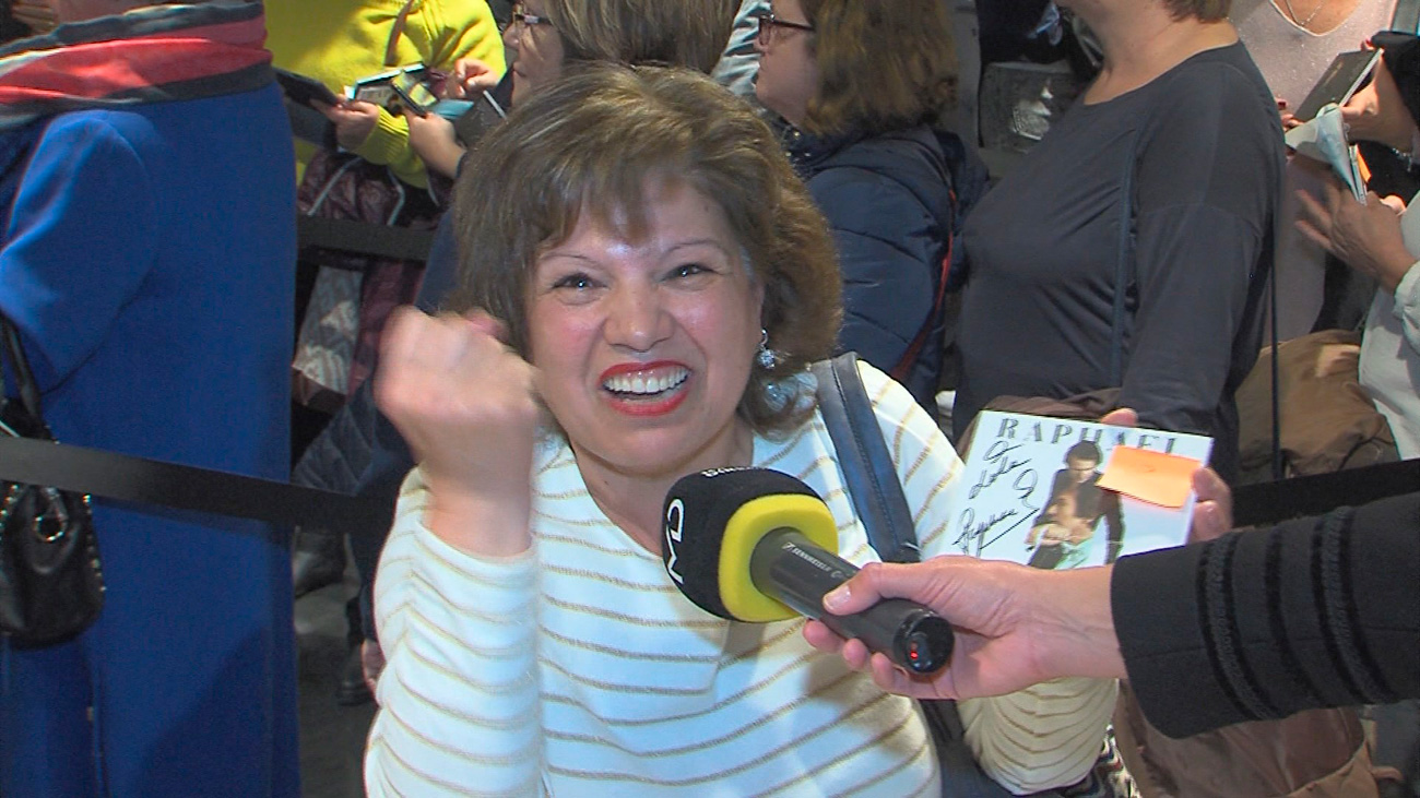 A sus 75 años, Raphael sigue volviéndolas locas