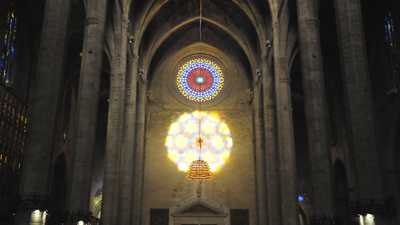 Cientos de personas admiran un rosetón único de luz en la Catedral de Mallorca