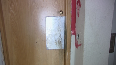 Llega a su casa y la encuentra "okupada"