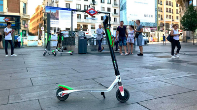 "Apartinetes", la liga que recoloca los patinetes mal estacionados de Madrid