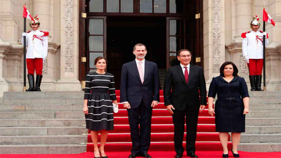 El presidente de Perú recibe a los Reyes de España