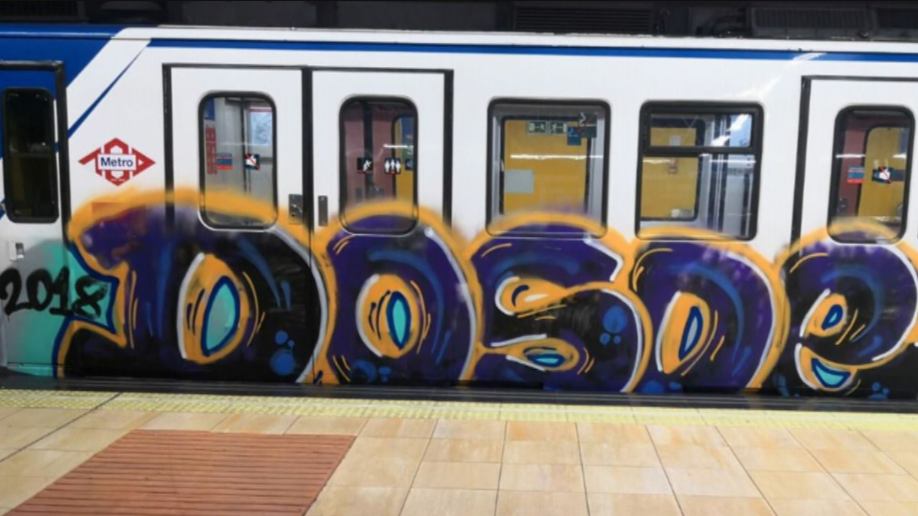Detenidos tres grafiteros por sus pintadas en un tren de Metro de Madrid